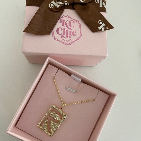 KC Chic Initial Gold Necklace “R” - Picture 2 of 2